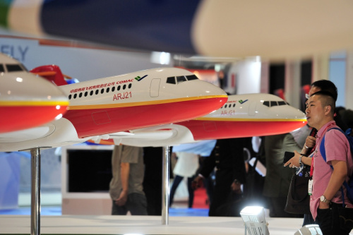 2月16日，在新加坡樟宜展览中心，人们在航空展上参观中国商用飞机有限责任公司展位。新华社发（邓智炜 摄）
