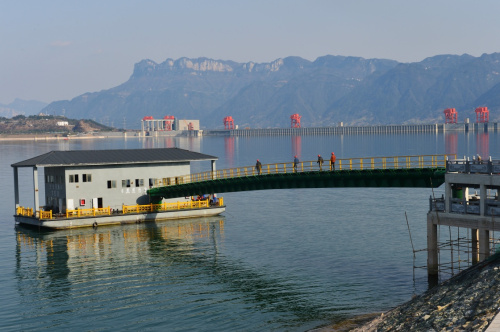 三峡坝前建成首座泵船式取水泵站