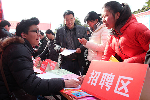 2月16日，求职者在湖北省十堰市郧阳区2016年“春风行动”大型招聘会上咨询。