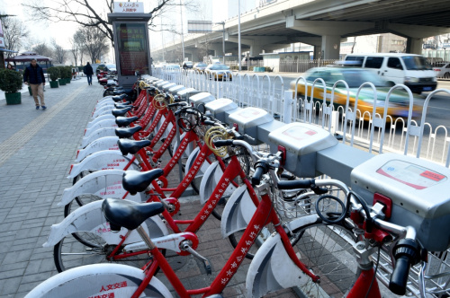 这是2月17日拍摄的位于北京市朝阳区的一处公共自行车网点。北京市交通委日前公布数据称，截至2015年底，北京全市已建成包含1730个网点、5万辆自行车的公共自行车服务系统，累计办卡55万多张，日均骑行人数超过15万人次。2015年北京市公共自行车平均周转率较2014年同比增长56.3%，“公共自行车+公共交通+公共自行车”的出行模式正逐渐被市民接受，在绿色出行、节能减排方面起到了积极作用。新华社记者 鞠焕宗 摄