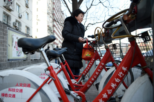 2月17日，市民在北京市朝阳区一处公共自行车网点还车。新华社记者 鞠焕宗 摄