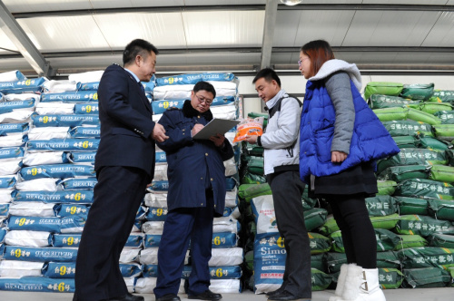 2月17日，在宁夏盐池县，县市场监督管理局的行政执法人员在对一家农资公司出售的玉米种子进行检查。新华社记者 彭昭之 摄