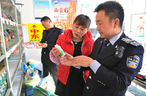 2月17日，在宁夏盐池县，县市场监督管理局的行政执法人员在对一家农资公司出售的农药进行检查。新华社记者 彭昭之 摄