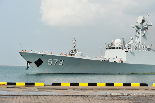 2月17日，中国海军第21批护航编队“柳州”号导弹护卫舰在泰国春武里府的兰乍邦港靠岸。新华社记者 李芒茫 摄