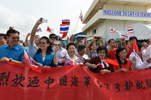 2月17日，在泰国春武里府的兰乍邦港，当地华侨华人欢迎中国海军第21批护航编队来访。新华社记者 李芒茫 摄