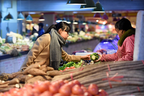 2月18日，市民在郑州市纬四路菜市选购蔬菜。