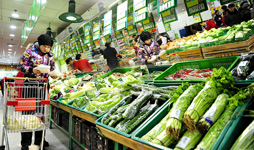 市民在河北省沧州市华北超市选购蔬菜（2月17日摄）。2月18日，国家统计局发布的数据显示，2016年1月份，全国居民消费价格总水平同比上涨1.8%。