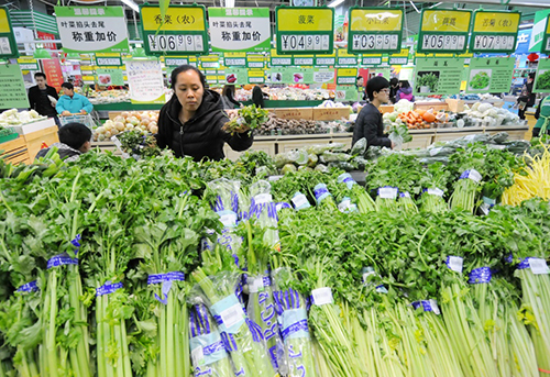 市民在河北省邢台市一家超市选购蔬菜（2月17日摄）。