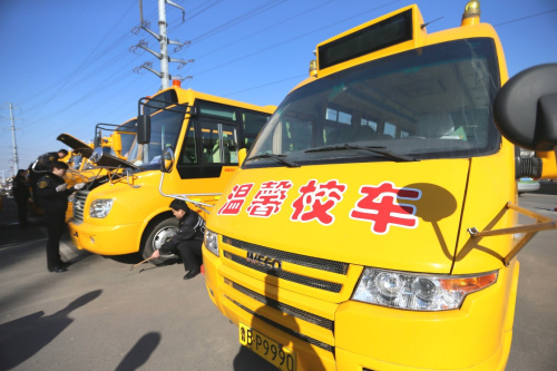 2月18日，山东青岛交运集团即墨分公司的技术人员在检查校车的安全状况。新华社发（梁孝鹏 摄）