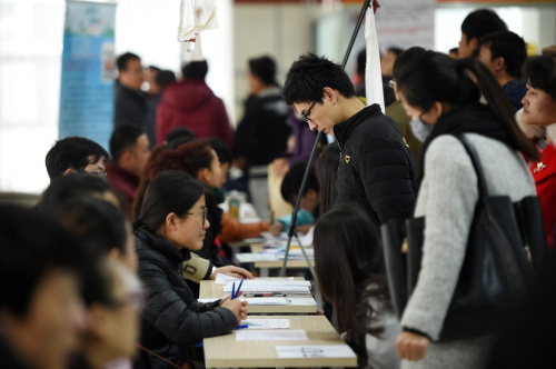 2月18日，求职者在银川市人力资源市场“春风行动”首场招聘会上找工作。新华社记者 王鹏 摄