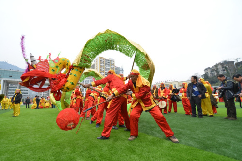 2月18日，在贵州省石阡县体育场，当地群众在舞动毛龙。新华社发（贺春雨 摄）