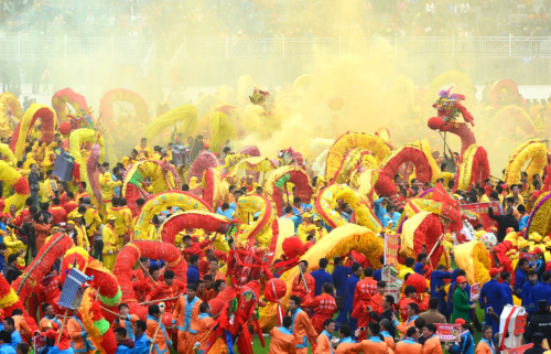 2月18日，在贵州省石阡县体育场，当地群众在舞动毛龙。新华社发（王远平 摄）