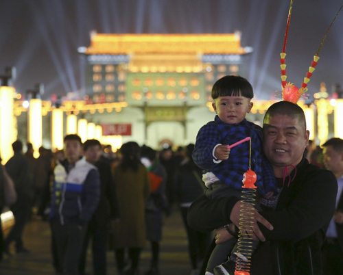 2月19日，游客在彩灯装饰下的西安南门文化广场上游览。新华社发（邵瑞 摄）
