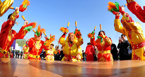 2月20日，任丘市一支花会表演队在进行大鼓表演。元宵节将至，河北省任丘市举办大鼓花会艺术节，40余支传统民间花会队伍以大鼓、跑驴、扭秧歌等民俗花会展演喜迎佳节。