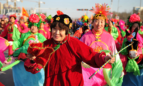 2月20日，任丘市一支花会表演队在进行传统社火表演。
