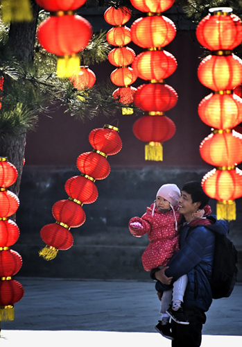 2月20日，一位父亲抱着女儿在北京圆明园遗址公园赏灯。