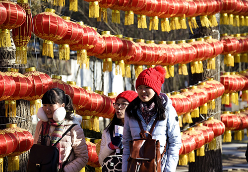 2月20日，几位游人在北京圆明园遗址公园游玩。正月十五元宵节即将到来，北京市的圆明园遗址公园、颐和园、天坛公园等公共场所挂起了大红灯笼，增添了浓浓的节日气氛。