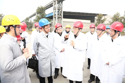 楊煥寧在重慶博騰制藥科技公司了解了解安全技術(shù)體系建設(shè)、風(fēng)險(xiǎn)辨識(shí)、職業(yè)防護(hù)等情況。