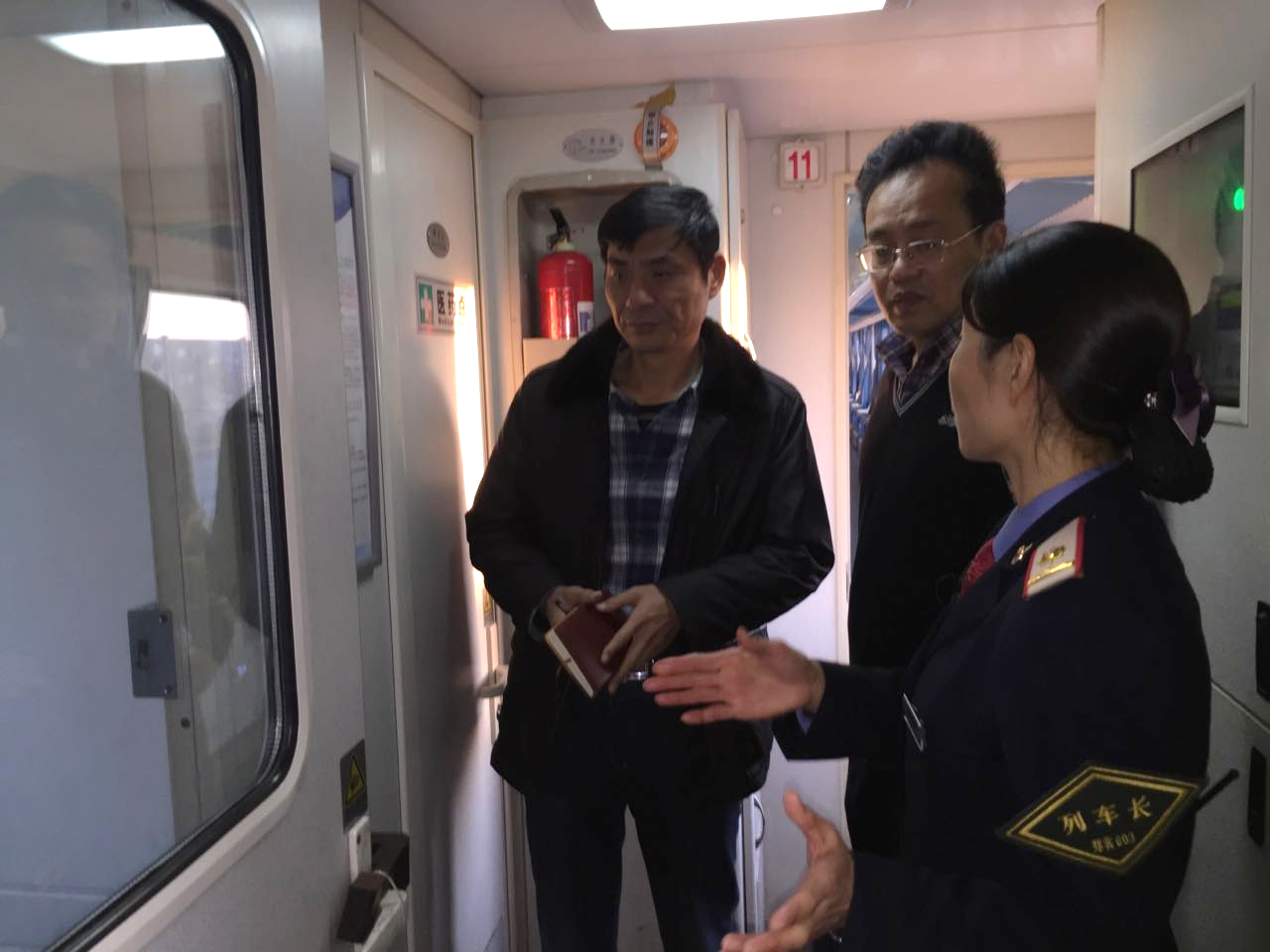 图为武汉铁路监管局添乘列车检查旅客列车安全制度落实情况。