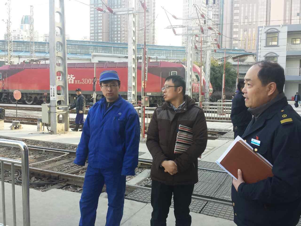 图为上海铁路监管局在上海机务段进行现场检查。