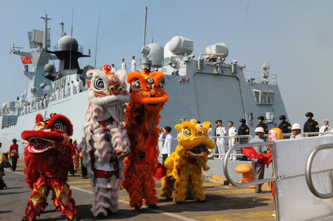 2月22日，在柬埔寨西哈努克港，华人华侨舞狮迎接中国海军第二十一批护航编队舰艇。中国海军第二十一批护航编队的柳州舰、三亚舰22日抵达柬埔寨西哈努克港，开始对柬埔寨进行为期5天的友好访问。此次访问，是中国海军舰船第三次访问柬埔寨，也是海军战斗舰艇首次访问柬埔寨。新华社记者 张艳芳 摄