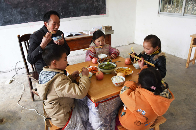 2月24日，陶朝雷老师与学生们一起吃午饭。