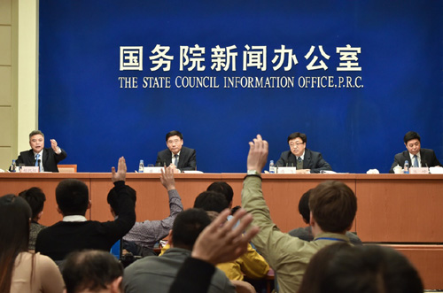 2月25日，国务院新闻办公室在北京举行新闻发布会，请工信部部长苗圩（左二）等介绍工业稳增长调结构有关情况，并答记者问。