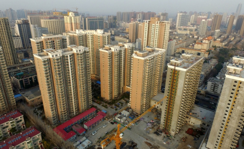 这是2月25日拍摄的河南省郑州市金水区内的一处新建商品住宅楼盘。2月26日，国家统计局公布2016年1月份全国70个大中城市住宅销售价格变动情况。数据显示，全国70个大中城市新建商品住宅（不含保障性住房）价格环比下降的城市有24个，上涨的城市有38个，持平的城市有8个。新华社记者 李博 摄