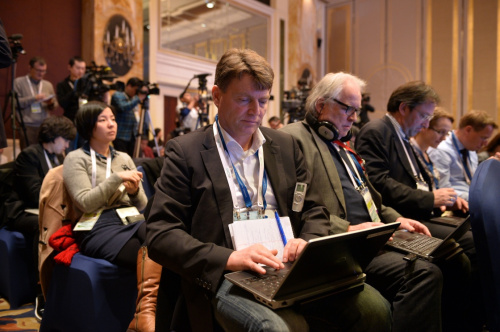 2月26日，参会的国外媒体记者在研讨会上认真记录嘉宾发言。新华社记者 李鑫 摄