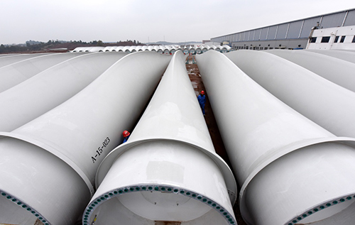 2月26日，工人走在中材科技（萍乡）风电叶片有限公司成品堆场。
