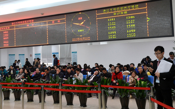 2月28日，在上海市浦东新区房地产交易中心，市民在等待办理房产交易手续。连日来，前往上海部分房地产交易中心咨询、办理二手房交易过户手续的市民明显增多。新华社发（徐程 摄）