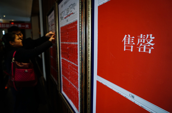 2月28日，南京一处楼盘售楼处，销售人员在向一名购房者介绍楼盘售卖情况。该楼盘推出的不少房子已告“售罄”。新华社记者 李响 摄