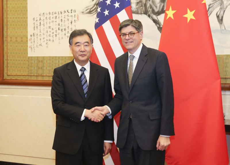 2月28日，国务院副总理汪洋在北京会见美国总统特别代表、财政部长雅各布·卢。新华社记者 丁林 摄