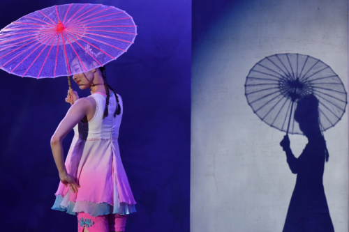 2月28日，在肯尼亚内罗毕，一名女演员为当地华侨华人表演舞蹈《小城雨巷》。新华社记者 孙瑞博 摄