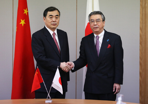 中国外交部部长助理孔铉佑(左)和日本外务省审议官杉山晋辅握手
