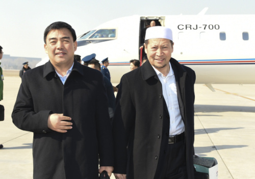 3月1日，来自宁夏回族自治区的全国政协委员抵达北京，出席全国政协十二届四次会议。这是马宗保委员（左）和杨发明委员走下飞机。新华社记者 谢环驰 摄