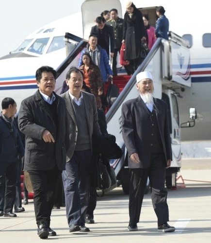 3月1日，来自云南的全国政协委员抵达北京，出席全国政协十二届四次会议。新华社记者 谢环驰 摄