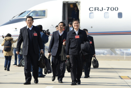 3月1日，来自广西壮族自治区的全国政协委员抵达北京，出席全国政协十二届四次会议。新华社记者 谢环驰 摄