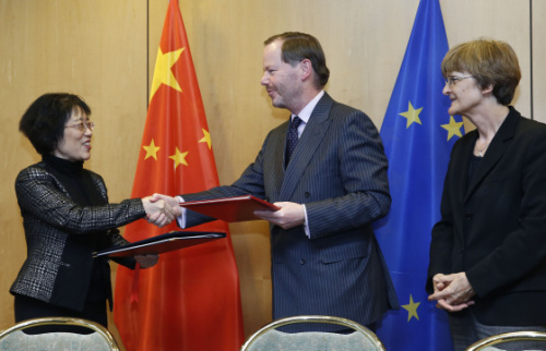 2月29日，在比利时首都布鲁塞尔欧盟总部，中国驻欧盟使团团长杨燕怡（左）、欧盟轮值主席国荷兰常驻欧盟代表德古耶（中）和欧盟委员会内务总司司长帕克（右）代表中欧双方签署协定后交换文本。中国与欧盟2月29日在布鲁塞尔签署《中华人民共和国和欧洲联盟关于互免持外交护照人员短期停留签证的协定》。根据协定，中国和欧盟持有效外交护照或欧盟通行证的公民，在缔约另一方旅行且每180日停留最长不超过90日时，免办签证。据悉，下一步，双方将就签署更大范围的便利人员往来协定进行商谈，扩大中欧商务、旅游、留学签证便利，以促进人员往来，夯实中欧关系的民意基础。新华社记者 叶平凡 摄