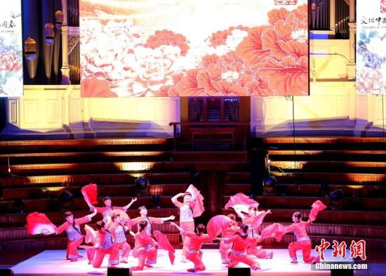 当地时间2月29日，由中国国务院侨办、中国海外交流协会组派的“文化中国·四海同春”大洋洲艺术团在新西兰、斐济和澳大利亚等地成功完成6场慰侨访演后，从珀斯启程回国。图为当地舞蹈演员表演舞蹈《家乡情》。