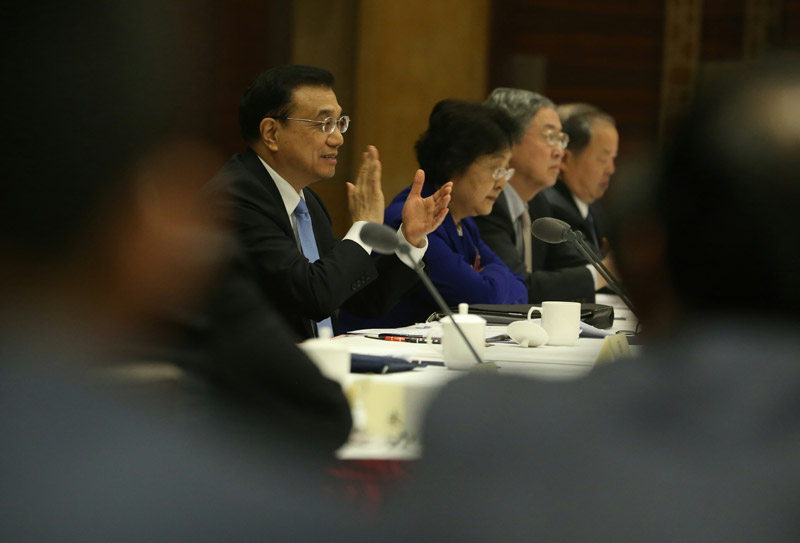 3月4日下午，中共中央政治局常委、国务院总理李克强看望出席全国政协十二届四次会议的经济、农业界委员并参加讨论。