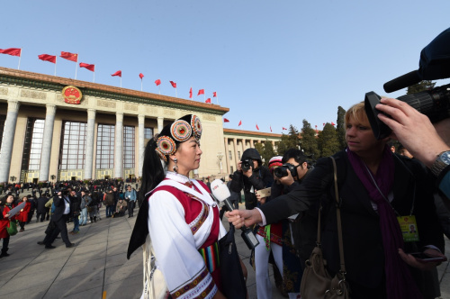 3月5日，第十二届全国人民代表大会第四次会议在北京人民大会堂开幕。这是全国人大代表杨劲松在会场外接受记者采访。新华社记者 杨宗友 摄