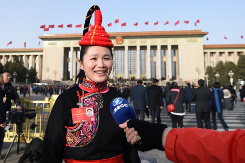 3月5日，第十二届全国人民代表大会第四次会议在北京人民大会堂开幕。这是全国人大代表钟雪玲接受记者采访。新华社记者 潘昱龙 摄