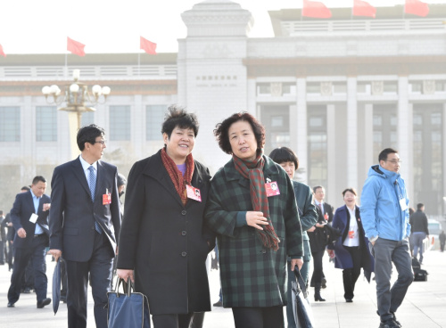 3月5日，第十二届全国人民代表大会第四次会议在北京人民大会堂开幕。这是全国人大代表抵达天安门广场。新华社记者 李贺 摄