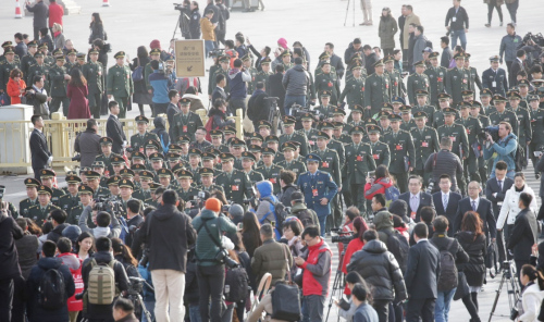 3月5日，第十二届全国人民代表大会第四次会议在北京人民大会堂开幕。这是解放军代表进入人民大会堂。新华社记者 李刚 摄