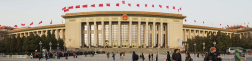 3月5日，第十二届全国人民代表大会第四次会议在北京人民大会堂开幕。这是记者在排队进入人民大会堂（全景照片）。新华社记者 陈君清 摄