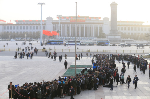 3月5日，第十二届全国人民代表大会第四次会议在北京人民大会堂开幕。这是记者排队等候进入人民大会堂。新华社记者 邢广利 摄