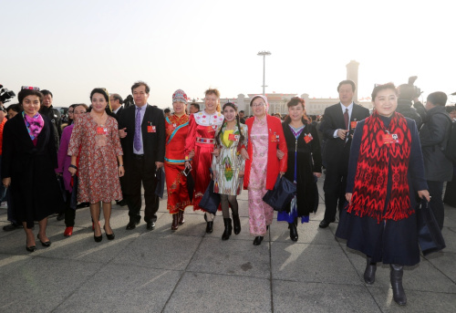 3月5日，第十二届全国人民代表大会第四次会议在北京人民大会堂开幕。这是代表走向人民大会堂。新华社记者 邢广利 摄