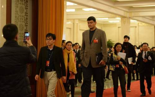 3月5日，第十二届全国人民代表大会第四次会议在北京人民大会堂开幕。这是列席大会的全国政协委员姚明抵达人民大会堂。新华社记者 陈子夏 摄