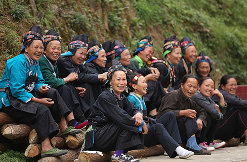 3月7日，在贵州省丹寨县扬武镇基加苗寨，苗族妇女在观看拔河比赛。